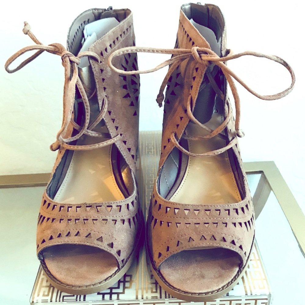 Brand new Vince Camuto strappy sandal (Size 8.5)